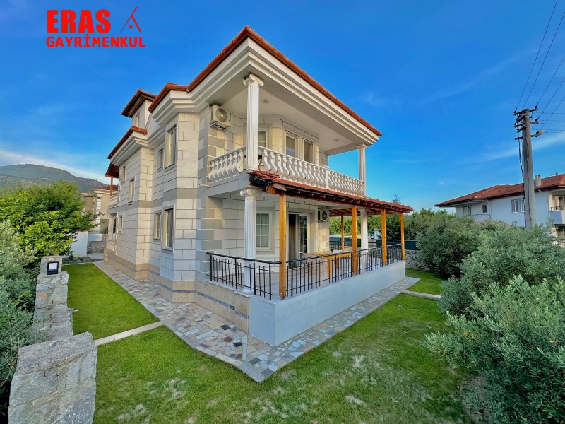 Dalaman'da Sat�l�k Y�zme Havuzlu 3+1 Villa
