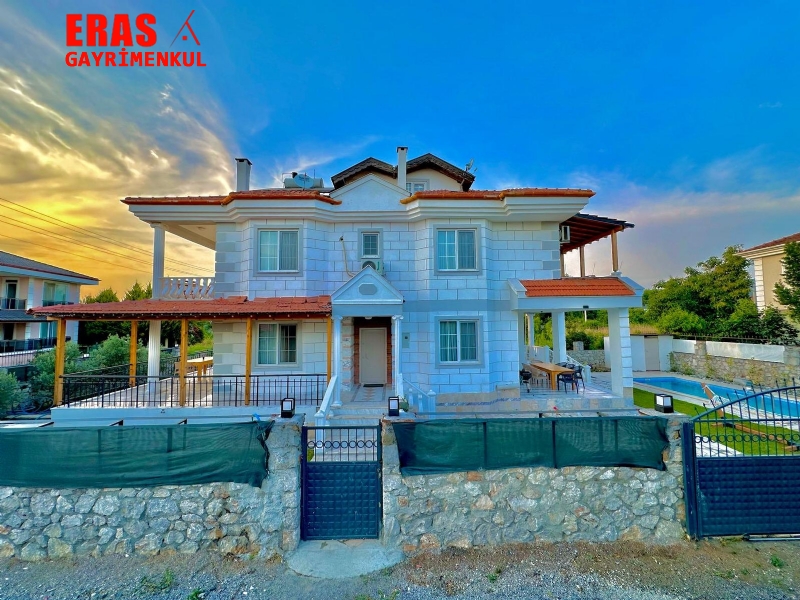 Dalaman'da Sat�l�k Y�zme Havuzlu 3+1 Villa