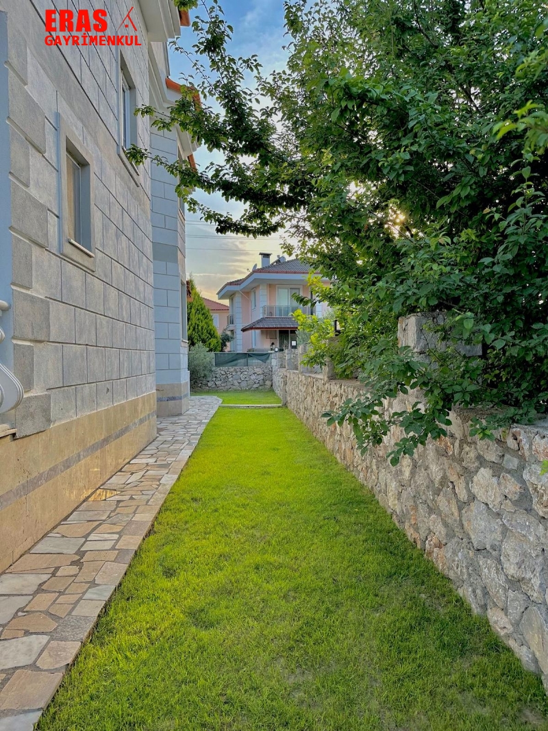Dalaman'da Sat�l�k Y�zme Havuzlu 3+1 Villa
